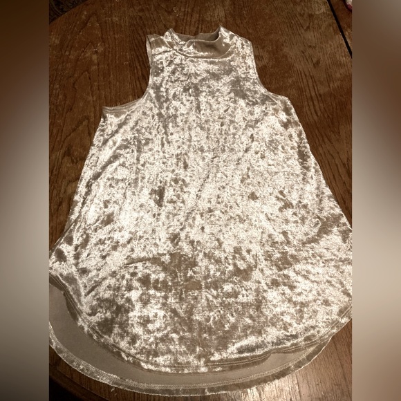 👚(bundle 4 items w/👚for $16) Pullover top by Willow & Root - Picture 1 of 7